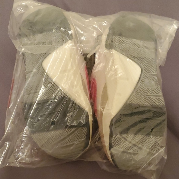 Nwt Sneakers Size 9 White mesh with blue, grey and red - Picture 4 of 7